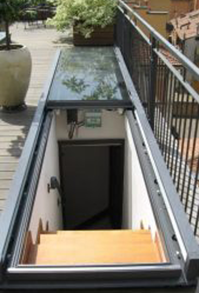 Công ty thiết kế và lắp đặt mái che cầu thang sân thượng tạo không gian xanh mát cho ngôi nhà